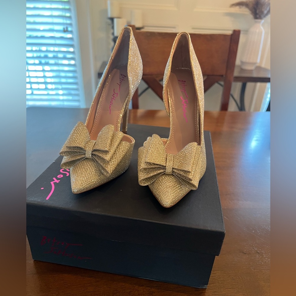 NWT Betsy Johnson Prince Gold Sparkle heels with bow Prom Formal Shoes Size 7 - Picture 2 of 9